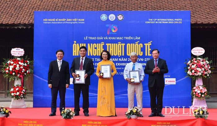 Trao giải cho các tác giả Việt Nam đạt Huy chương Vàng